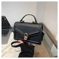 Borsa nera strutturata con chiusura ovale dorata e tracolla rimovibile - Nero