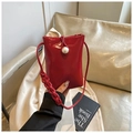 Detail der roten Lackleder-Handytasche mit weißer Perlenschnalle und Flechtriemen - Rot