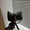Bolso media luna de charol negro con cierre de langosta dorado y correa de cadena chic - Negro