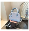 Dettaglio borsa a conchiglia azzurra con doppio materiale e cerniere metalliche - Blu
