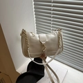 Bolso de hombro francés crema brillante con cadena dorada y adornos de metal - Blanco