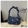 Primer plano de bolso vaquero azul con bordado de rosas rosas y detalles de lazos - Azul oscuro
