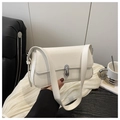 Detalle del elegante bolso blanco con cierre de giro metálico plateado y una textura muy suave - Blanco