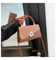 Dettaglio della borsa patchwork intrecciata con fibbia a cuore d'argento e tracolla in pelle - Marrone