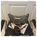 Dettaglio della borsa a mezzaluna in denim grigio scuro con catene decorative in perle - Nero
