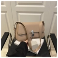 Bolso bajo el brazo beige minimalista con cierre de cápsula plateado y correa ancha - Caqui