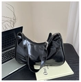 Detailansicht der schwarzen Lackleder-Hobo-Tasche mit glänzendem Spiegel-Finish - Schwarz