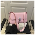 Bolso de hombro elegante en cuero rosa claro con hebilla metálica plateada y correa - Rosa