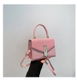 Dettaglio della borsa rosa con patta a trama intrecciata e doppie fibbie in metallo dorato - Rosa