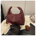 Elegante borsa a mano bordeaux con trama a serpente, logo dorato e tracolla regolabile - Rosso