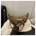 Dettaglio borsa a mezzaluna marrone con catena di perle e argento e tracolla con nodi - Marrone