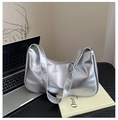 Detail der silbernen Hobo-Tasche mit rissiger Textur und gefaltetem Leder-Design - Silber