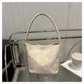 Dettaglio dell'elegante borsa a secchiello in stile cinese con ricamo floreale e capienza - Bianco Sporco