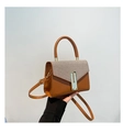 Dettaglio borsa a tracolla marrone con trama intrecciata beige e fibbia dorata - Marrone