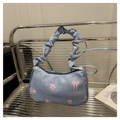 Detalle del bolso de hombro en denim azul claro con flores rosas y asa fruncida - Azul claro