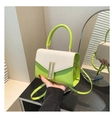 Dettaglio borsa a contrasto verde e beige con fibbia H dorata e patta testurizzata - Verde