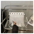 Dettaglio della borsa a tracolla bianca con frange e rivetti argento in ecopelle opaca - Bianco