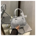 Dettaglio borsa Boston argento con icone a rilievo e decorazione fiocco di pizzo bianco - Argento
