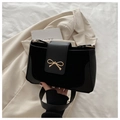 Elegante bolso de hombro negro con cierre de lazo dorado y acabado mate brillante - Negro