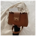 Bolso de hombro marrón con hebilla de lazo dorado y diseño retro minimalista - Marrón
