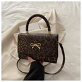 Sac bandoulière chic à motif léopard avec boucle dorée sur un fond beige épuré - café