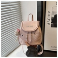 Detalle de la mini mochila rosa con parches de oso, bordado y colgante de cordero peluche - Con Colgante / Rosa