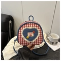 Détail du mini sac à dos à carreaux rouges avec patch cœur en denim et broderie cerise - Grille Rouge