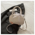 Elegante borsa a mano color crema con motivi goffrati, fiocco in pizzo e tracolla - Bianco