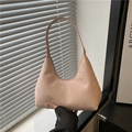 Bolso de hombro rosa con efecto piel de serpiente y forma de media luna elegante - Rosa