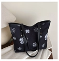 Detailansicht der geblümten Tragetasche mit eleganten Blumen und Ledergriffen aus Leder - Schwarz