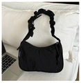 Bolso de nailon negro a la moda con correa ancha plisada única estilo scrunchie de tendencia - Negro