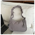 Elegante bolso de media luna gris con correa fruncida y etiqueta de marca lateral - Gris