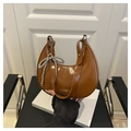 Sac à bandoulière demi-lune caramel verni avec nœud métallique et logo Fashion - Marron