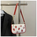 Detalle de estampado de fresas rojas en bolso blanco con cadena metálica dorada - Rojo