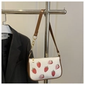 Detalle del bolso de hombro en PU blanco con estampado de fresas y cadena dorada - Marrón