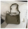 Bolso de hombro en nylon verde oliva con asa fruncida y silueta rectangular - Verde