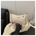 Schicke cremeweiße Crescent-Tasche mit Litschitextur und Erdbeere-Anhänger - Weiß