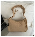 Bolso de hombro chic en nylon marrón claro con asa fruncida y un detalle de nudo elegante - Caqui
