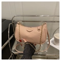 Rosa Hobo-Tasche aus Narbenleder mit goldener Kette und süßem Erdbeer-Anhänger - Rosa