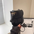 Bolso tipo silla minimalista de cuero negro brillante con correa ajustable y hebilla - Negro