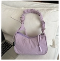 Sac sous le bras en nylon violet avec poignée plissée et étiquette tissée de marque - Violet