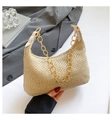 Détail d'un sac demi-lune en paille tressée avec bandoulière en chaîne dorée décorative - Blanc Cassé