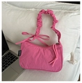 Sac à épaule rose en tissu avec bandoulière froncée et nœud décoratif pour l'été chic - Rose rose
