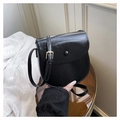 Bolso bandolera minimalista de cuero PU negro con acabado encerado y hebilla dorada - Negro