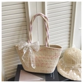 Handgefertigte Strohtasche mit rosa Spitzenschleife und bunten Faserelementen - Klein / Mit Anhänger / Gebrochenes Weiß
