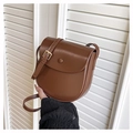 Vista detallada del bolso de silla marrón con textura de cuero y hebilla de metal dorado - Marrón
