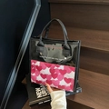 Borsa tote in tela con motivo a cuori rosa, pannelli in PVC nero e slogan - Rosa Rossa