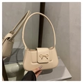 Détail du sac baguette crème élégant avec boucle en nœud métallique et cuir lisse poli - Kaki