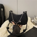 Modische schwarze Pailletten-Achseltasche mit silberner Kette und Herz-Anhängern - Schwarz