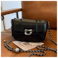 Schwarze gesteppte Schultertasche mit modischer silberner Metallkugel-Kette für Damen - Schwarz